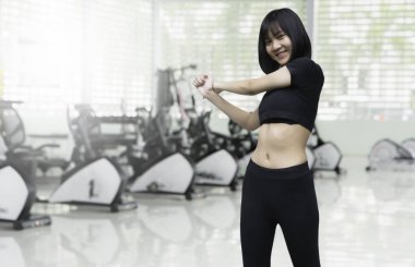 Güzel kadınlar bulanık spor salonu arka planda çalışma dışarı.