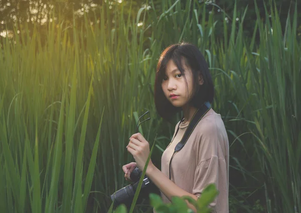 Genç kadın açık havada açık doğa fotoğraf çekmek için bir kamera kullanılması — Stok fotoğraf
