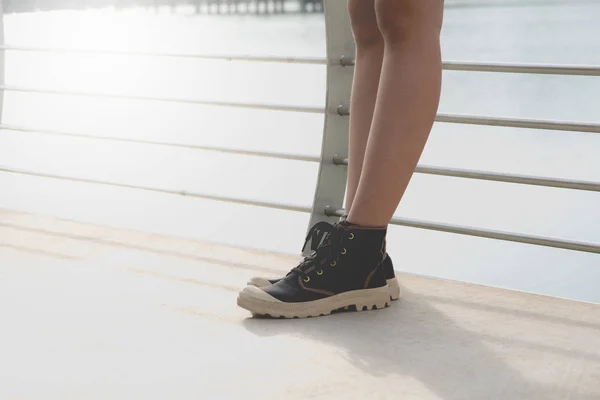 A young woman is standing. Standing women sneaker shoes. — Stock Photo, Image