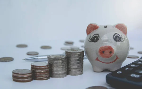 Monedas de pila, calculadora con alcancía. Financiero y ahorro — Foto de Stock