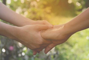 Bayan ve genç bayan doğa üzerinde bir arada tutan el