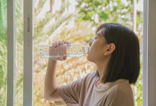 Femme buvant de l'eau en été. Portrait de jeune femme buvant de l'eau en été . — Photo