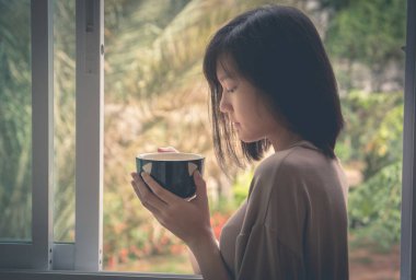 Yaz aylarında içme suyu içmeye tutan kadın. Youn portresi