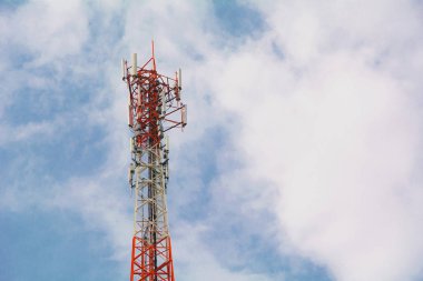 Telekomünikasyon direği TV antenleri mavi gökyüzü altında bulutlu kablosuz teknoloji