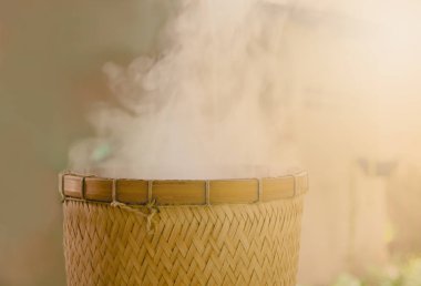 Yapışkan pirinç yemek pişirmek için ince beyaz kumaş. Yakın çekim ham yapışkan pirinç hazırlamak cook.