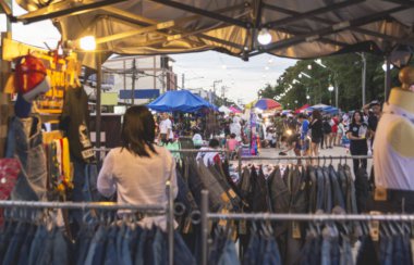 Arka plan bulanık. Bulanık insanlar bir market street yürüyüş.