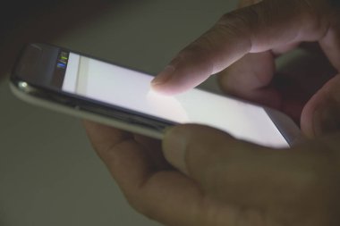 El smartphone, kişisel sohbet ve sosyal medya kullanarak kadının