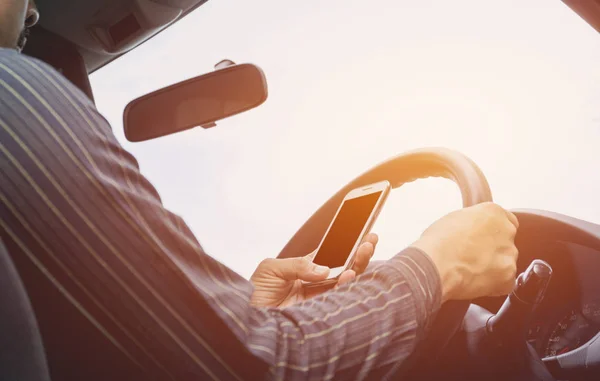 Hombre conduciendo coche. Manos de macho es el conductor en el coche volante. Estilo vintage . — Foto de Stock