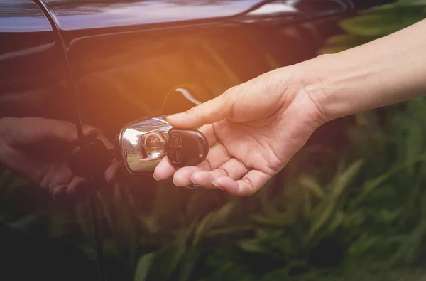 Primer plano de la mujer abriendo una puerta de coche. Mano a mano. Mujer está abriendo un coche . — Foto de Stock