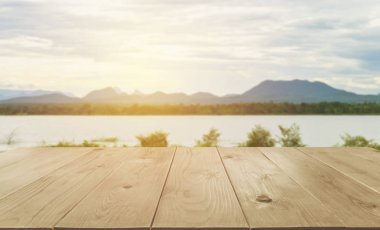 Bulanık doğal arka plan ile boş ahşap masa.