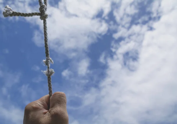 Handen om man håller på att repet är det nästan frånvarande under himmel. — Stockfoto