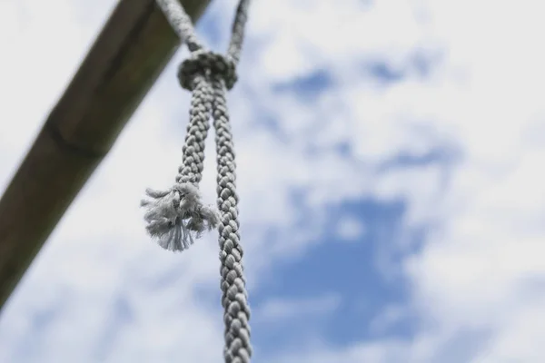 Nodo di corda legato con vecchia asta di acciaio arrugginito sotto il cielo . — Foto Stock