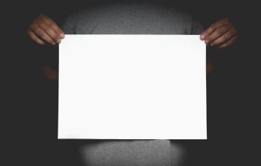 İnsan eli boş reklam kartı tutan. Adam gösterilen ve afiş hazır metin mock-up için görüntüleme. 