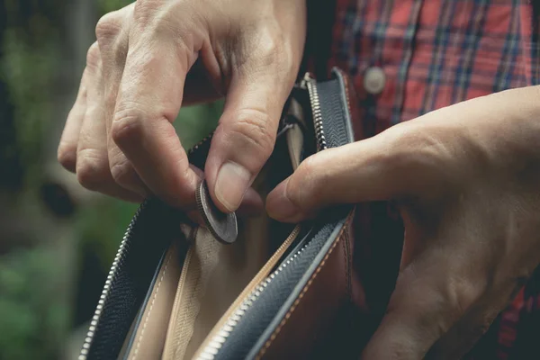 Närbild kvinna stående och hålla pengar mynt med plånbok tom på pengar — Stockfoto