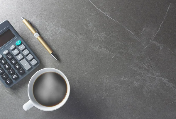 Mesa de oficina vista superior café con calculadora y bolígrafo para negocios y espacio de copia . —  Fotos de Stock