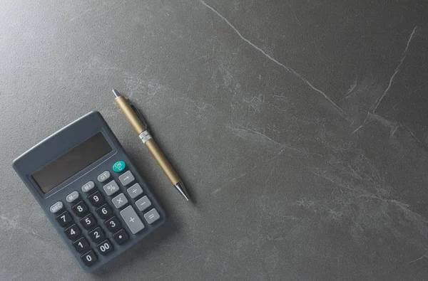 Calculadora de mesa de oficina de vista superior con bolígrafo en la mesa para negocios y espacio de copia . —  Fotos de Stock