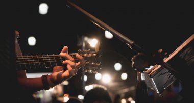 Gitarist sahnede. Gitar, yumuşak gitarist ve kavram bulanıklık.