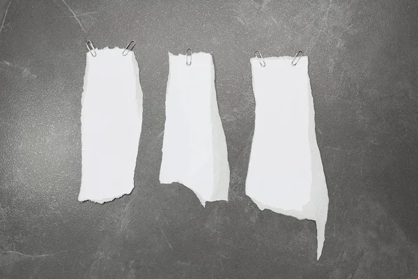 Collection de morceaux de papier blanc déchiré sur fond de table. chacun est tiré séparément — Photo