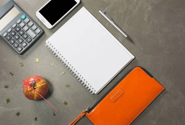 La manzana con el número de reloj y teléfono inteligente, reloj de forma de manzana en el fondo de la mesa . —  Fotos de Stock