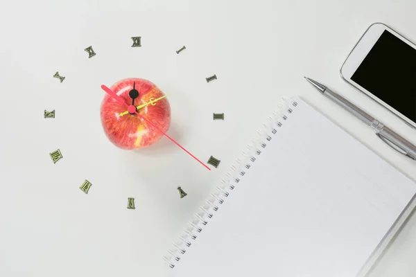 La pomme avec le nombre d'horloge et téléphone intelligent, horloge en forme de pomme sur fond blanc . — Photo