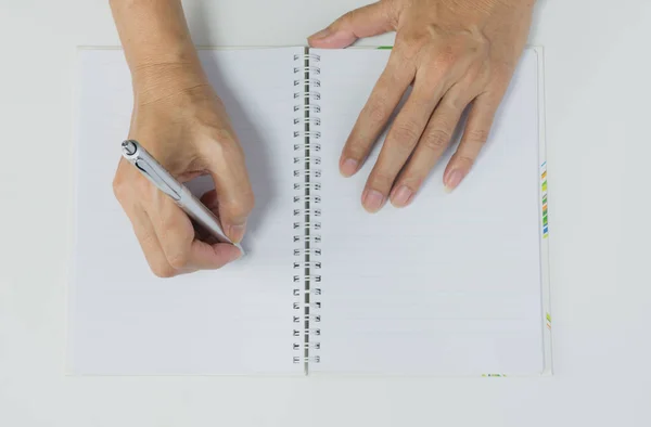 Gros plan écriture à la main sur papier livre avec stylo. Fermer les gens qui écrivent sur papier . — Photo