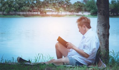 kadın bir kitap okuma dinlenme sahiptir. Kadın el için bir kitap okuyun. Dinlenme ve konfor kavramları.