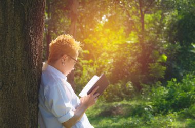 kadın bir kitap okuma dinlenme sahiptir. Kadın el için bir kitap okuyun. Dinlenme ve konfor kavramları.