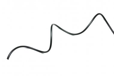 Beyaz arkaplan soyutlamasında siyah kablo izole edildi.