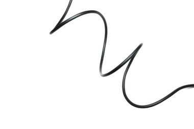 Beyaz arkaplan soyutlamasında siyah kablo izole edildi.