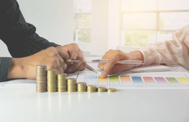 İşadamı ile toplantı ve iş tablo yığın jetonlu için analiz bir işkadını. Finansal analiz ve başarı kavramı.