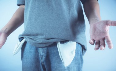 Gösterilen adam cep çevirerek parası yok. Boş cep