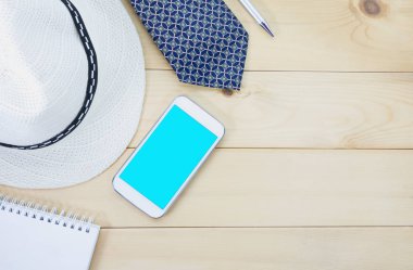 Üstten Görünüm ofis masaları kağıt, kravat, şapka, akıllı telefon ve kalem iş ve kopya alanı için.