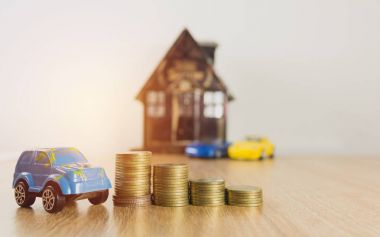 Araba sigortası ve araba servisi konsepti. İş konsepti. Oyuncak araba sigortası kavramı.