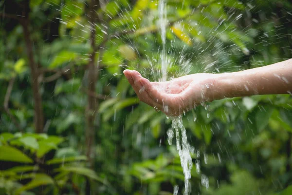 Kadın el doğa zemin üzerine dökülen su.