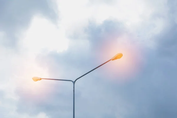 Світло в лампі пост вулиці під фоном блакитного неба . — стокове фото