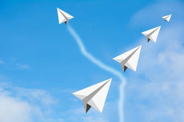 Avión de papel como líder entre otro avión con otro, liderazgo, trabajo en equipo sobre fondo azul del cielo . —  Fotos de Stock