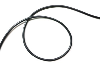 Beyaz arkaplan soyutlamasında siyah kablo izole edildi.