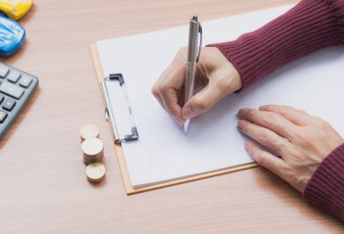 İşkadını işlem yığın sikke ile. Proje tablo üzerinde çalışan iş kadını