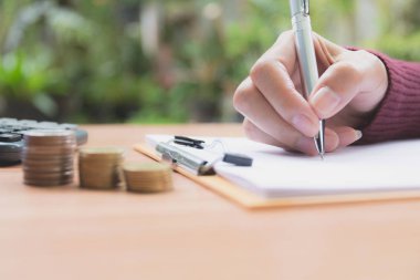 İşkadını işlem yığın sikke ile. Proje tablo üzerinde çalışan iş kadını