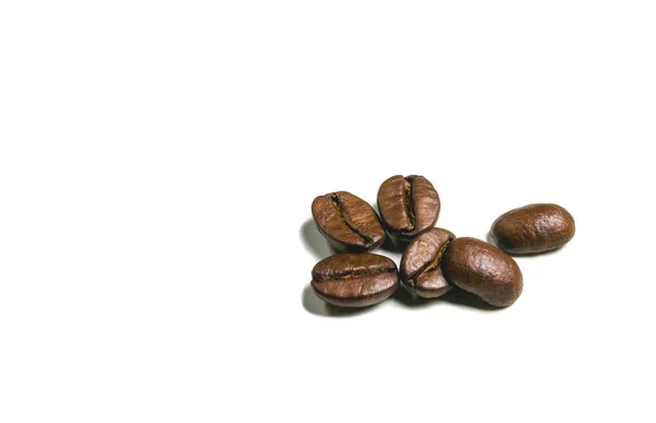 Rostade kaffebönor isolerad på vit bakgrund — Stockfoto