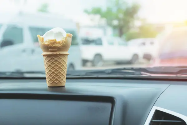 Suave crema de leche blanca cono de helado en el cono en el coche en el día de verano . — Foto de Stock