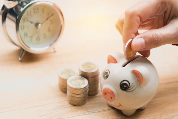 Pila de moneda con la mano dejar caer la moneda en alcancía. Concepto financiero, contable y de ahorro . — Foto de Stock