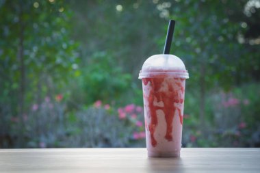 Cam doğa arka plan üzerinde izole kırmızı şurubu su.