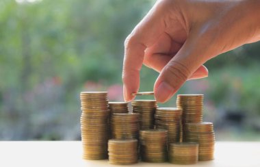 El tutan sikke ve para sikke yığın iş ve muhasebe kavramı için büyüyen ile para kavramı tasarrufu.