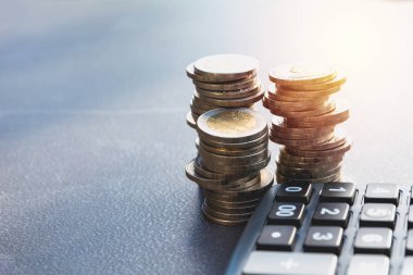 Madeni para ve hesap makinesi ile finansal endeksleri stokla. Muhasebe piyasası ekonomi analizinde finans borsası.