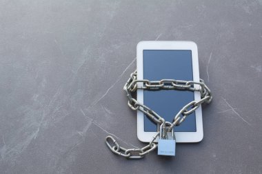 Zincir ve kilit için emniyet ve güvenlik kavramı ile akıllı telefon.