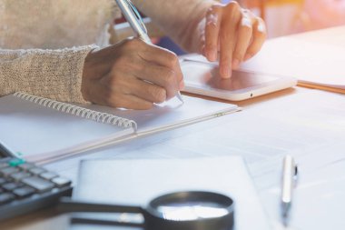 Yazma ve iş tablo yığın jetonlu için analiz kadın. Finansal analiz ve başarı kavramı.