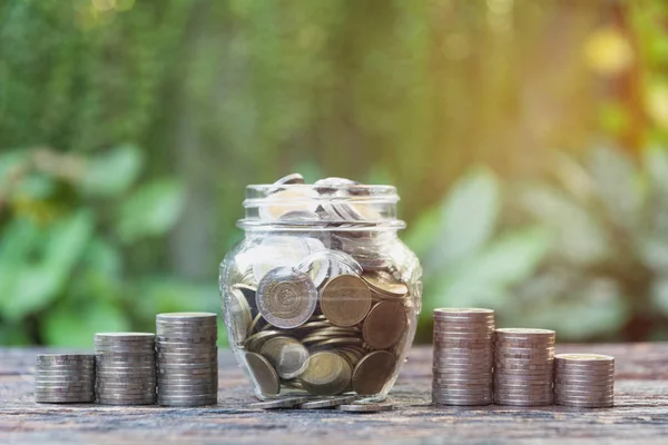 Monedas en frasco con pila de dinero paso creciente dinero, negocio de finanzas Concepto y ahorro de inversión. — Foto de Stock