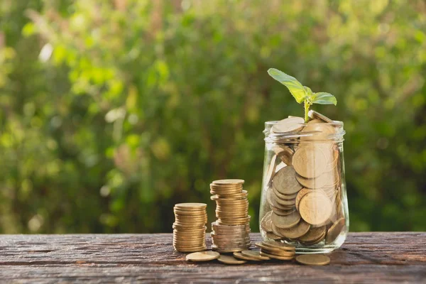 Monedas en frasco con pila de dinero paso creciente dinero, negocio de finanzas Concepto y ahorro de inversión. — Foto de Stock