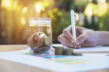 Yazma ve iş tablo yığın jetonlu için analiz bir işkadını. Finansal analiz ve başarı kavramı.